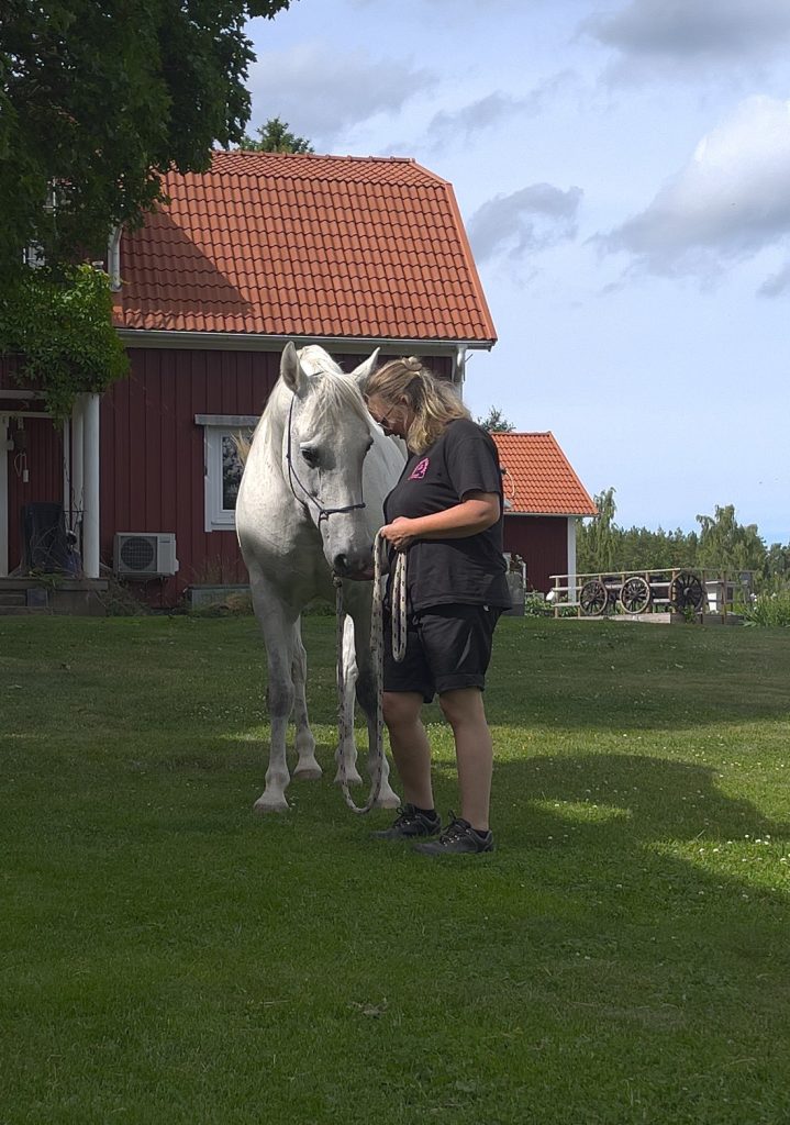Annika och Wiggo har en stund av trevligt umgänge på gräsmattan.