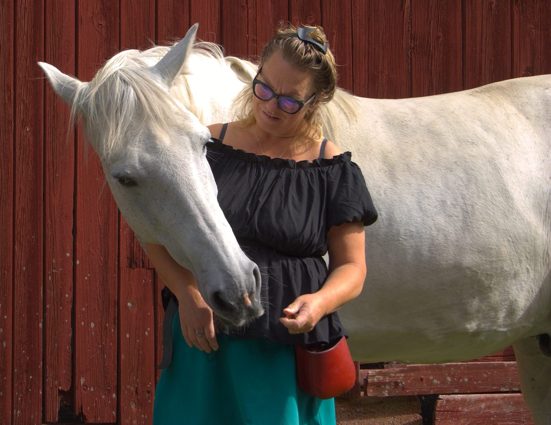Annika Lif pratar med Wiggo