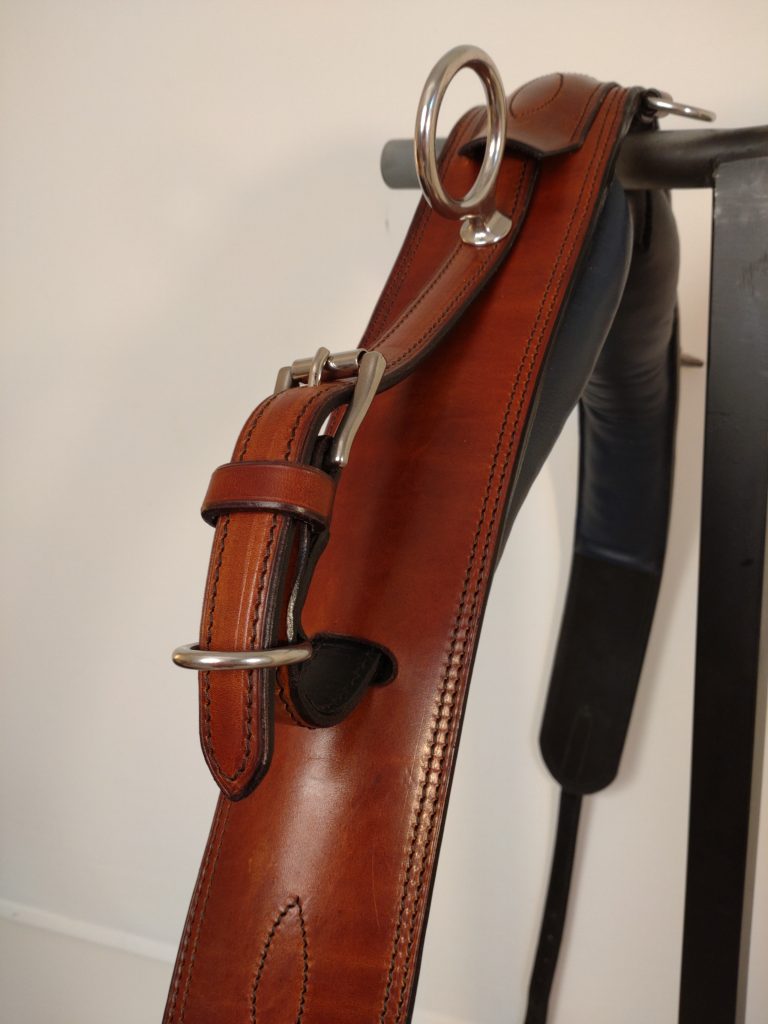 En däckel till en sele tillverkad av sadelmakare Annika Lif, Leather by Lif.