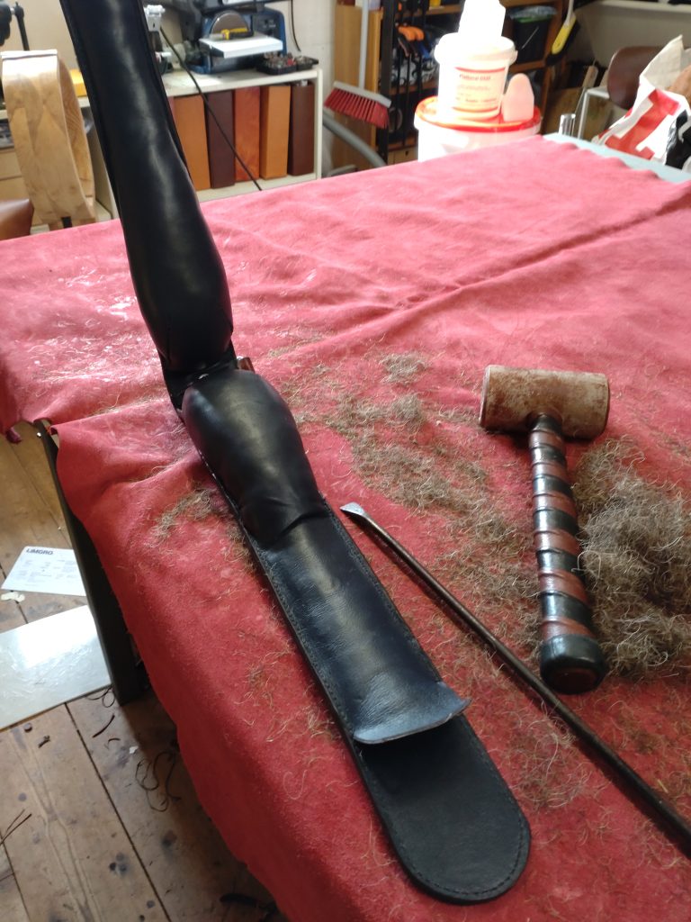 I Leather by Lifs verkstad pågår stoppning av en däckel av Annika Lif.